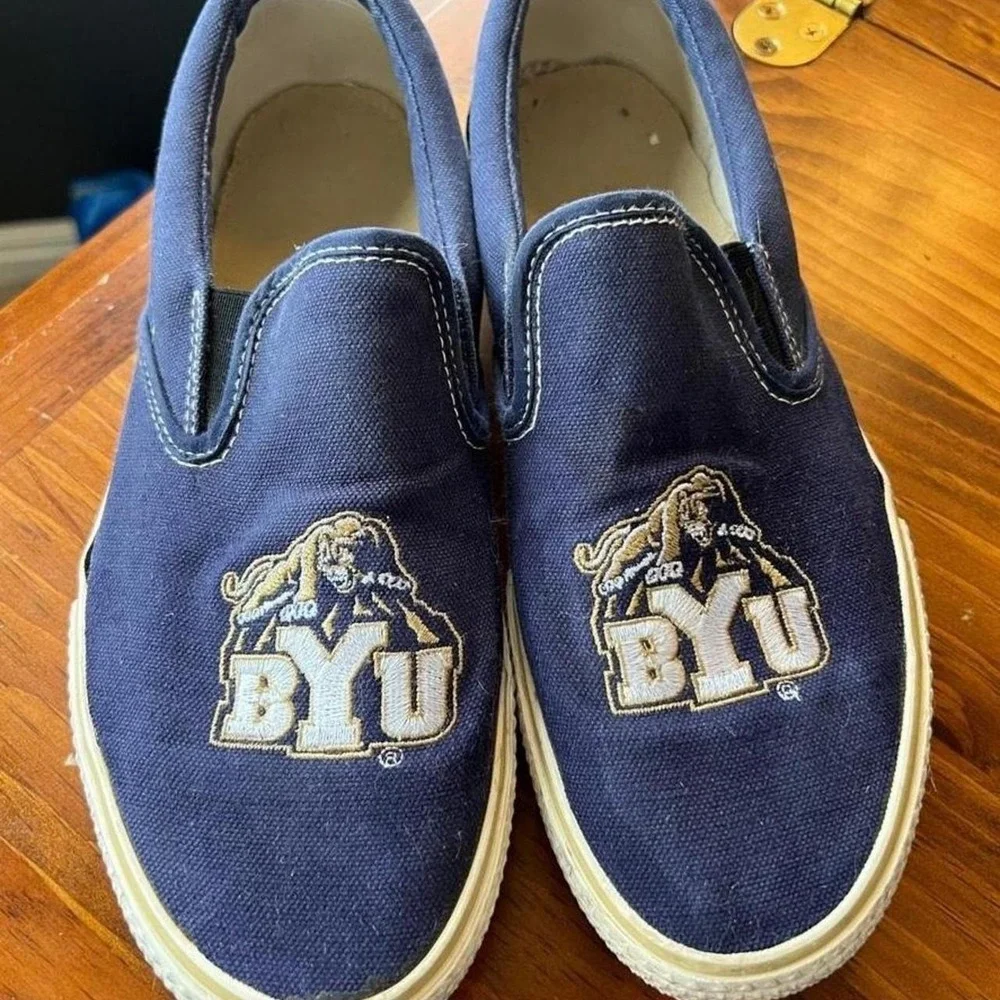 BYU Navy Blue Vintage Men's Flat‎ Sneakers size 9